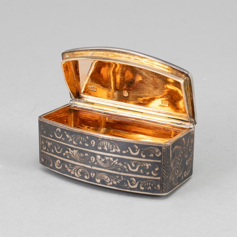 A Russian 19th century parcel-gilt silver and niello snuff box, mark of N. Michaelov, Moscow 1848.