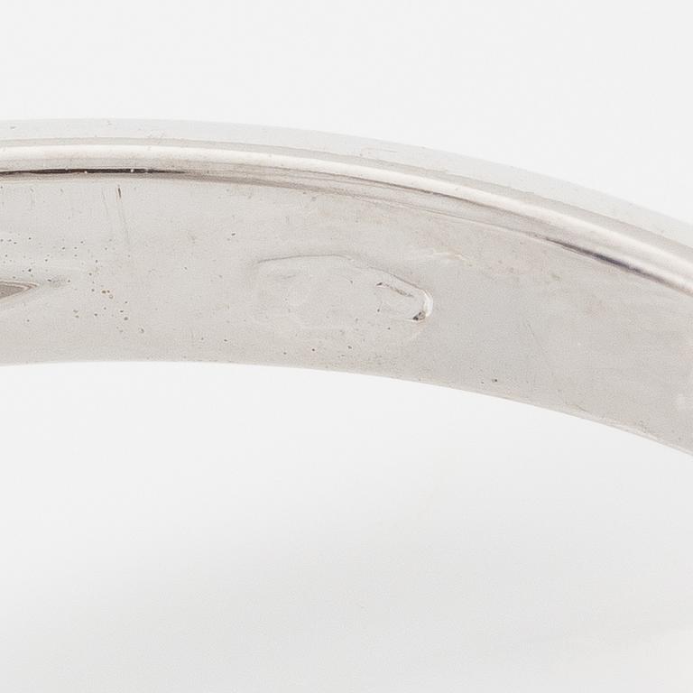 Ring in 18K white gold set with a cabochon-cut sapphire and brilliant-cut diamonds.