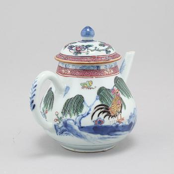 A late 18th century porcelian chinese teapot.