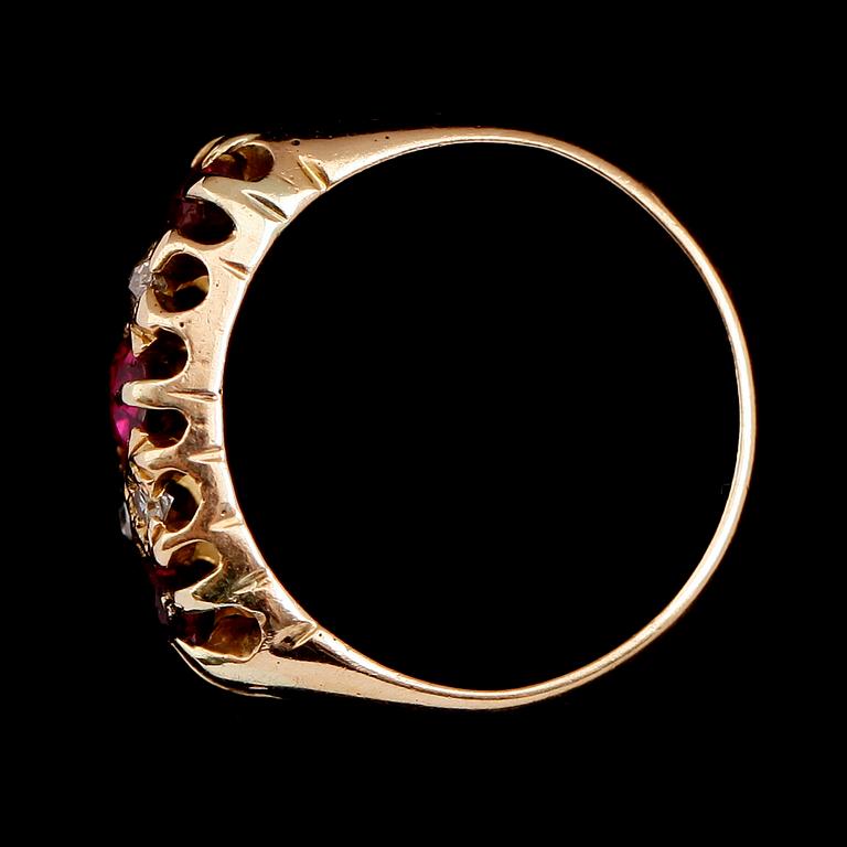 RING, 18 k guld, med 3 röda stenar samt små diamanter, England, 1900-talets första hälft. Vikt ca 3 gram.