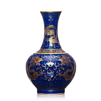 A Chinese blue glazed dragon vase, late Qing dynasty/early 20th Century.