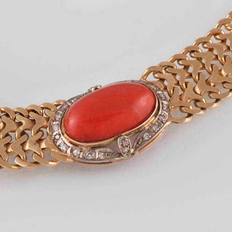 COLLIER, 18K guld, med cabochonslipad korall och lapis lazuli samt åttkantslipade diamanter. Vikt 76,9 gram.