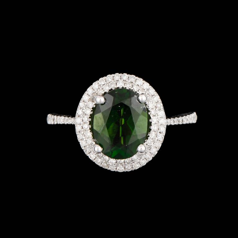 RING, 14k vitguld med kromdiopsid ca9,2x7mm och diamanter. 2000-tal. Vikt 3,1g.