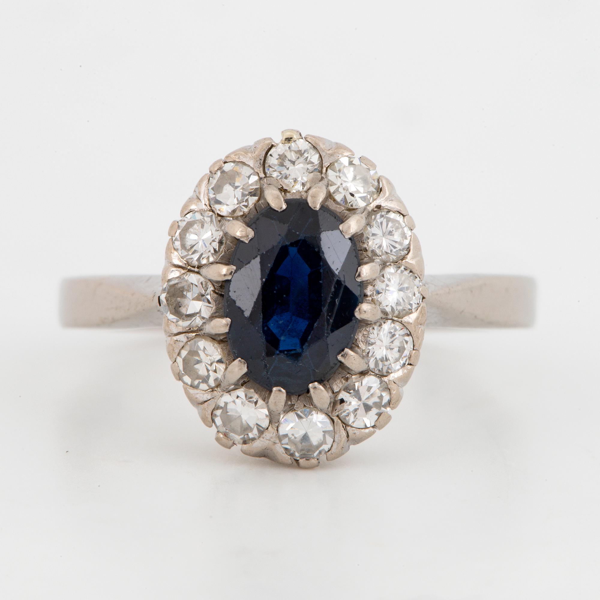 CARMOSERING,  18K vitguld med safir och diamanter.