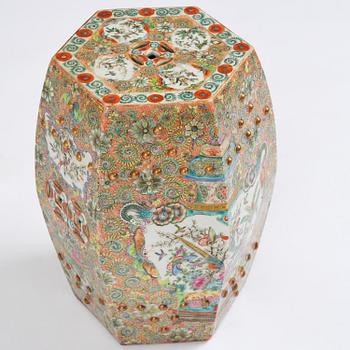 A Chinese Canton porcelain garden seat, around 1900.