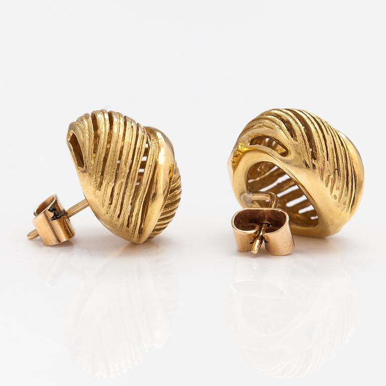 A pair of earrings and a ring made of 14K gold.