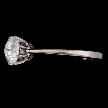 RING, 18 k vitguld, briljantslipad diamant ca 1.33 ct. SKG Stockholm 1964. Vikt ca 3,3 g.