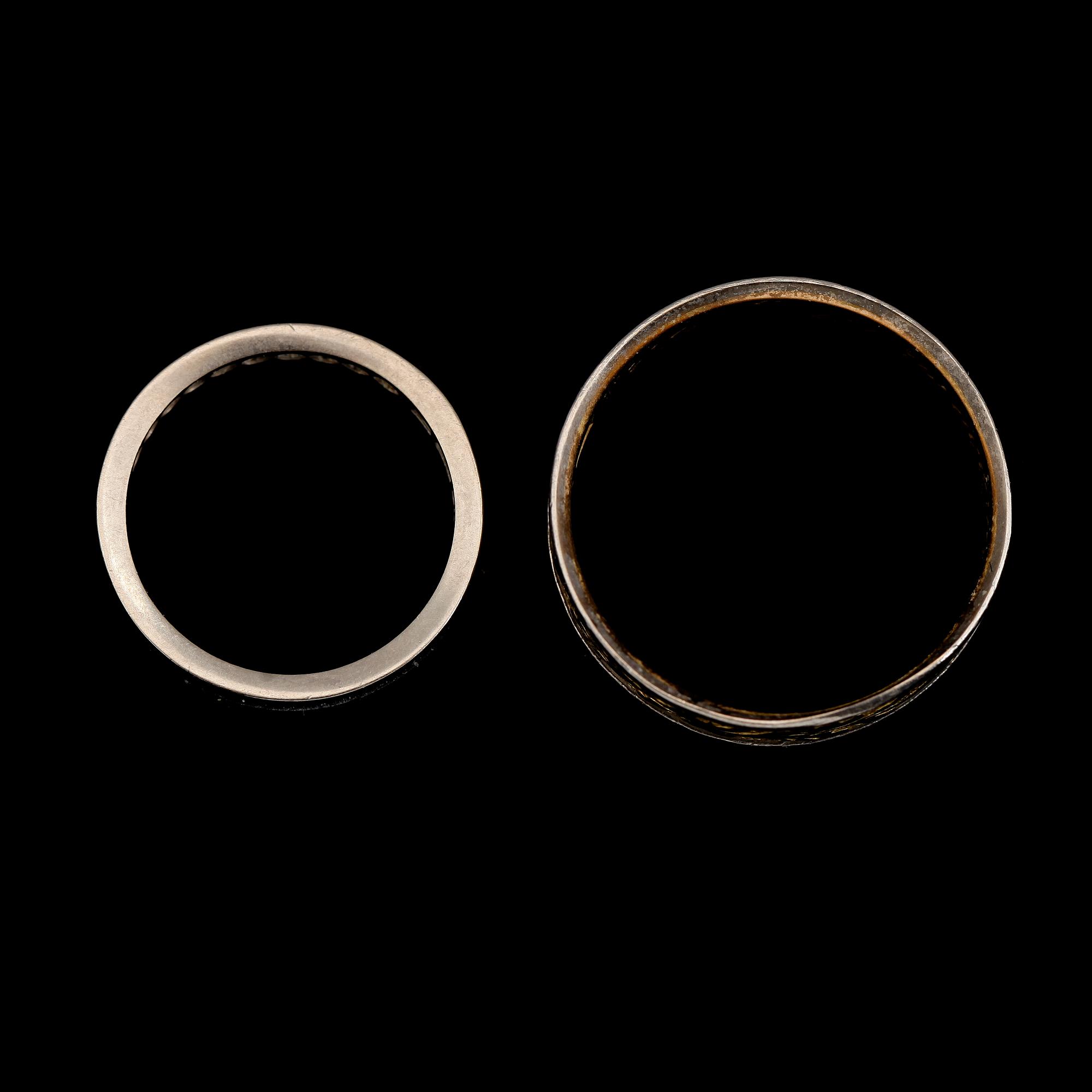 RINGAR, 2 st, 18K vit och rödguld, 1960-tal. Vikt ca 9 gram.