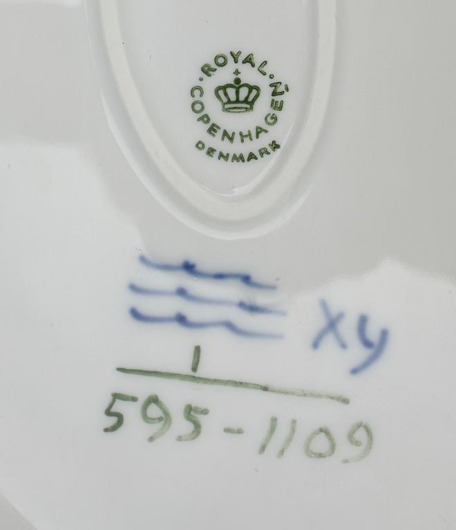 TERRIN MED LOCK, porslin, Musselmalet, Royal Copenhagen, 1900-tal.