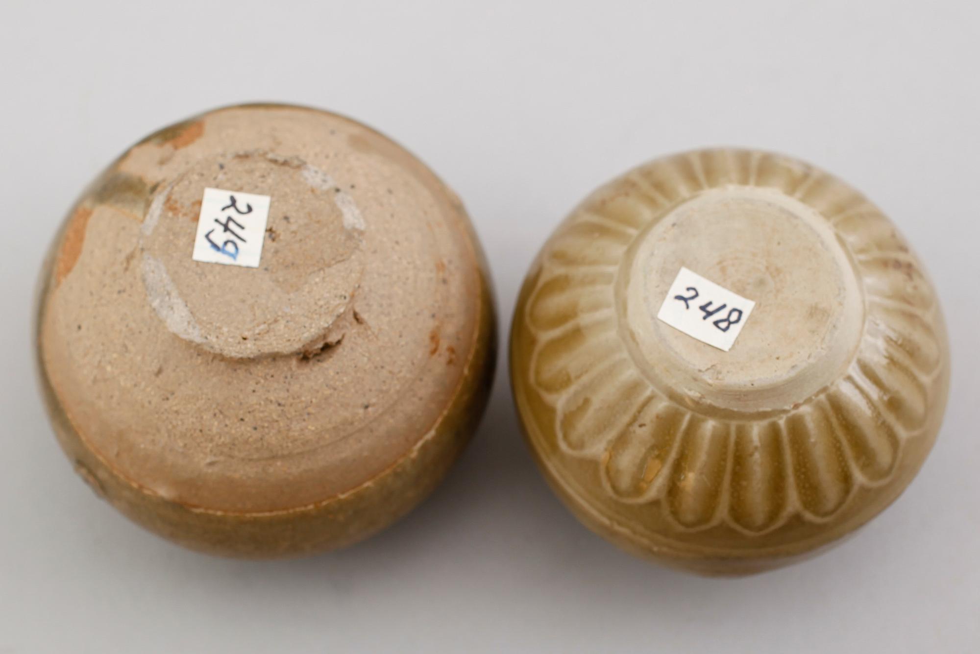 VASER, 2 st, stengods, Kina, Sung or Yuan, 1200-/1300-tal.