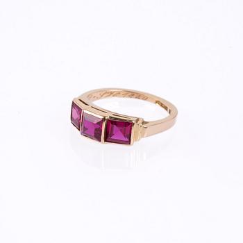 RING, guld med tre trappslipade rubiner, tot ca 1.30 ct. Gustaf Dahlgren, Malmö, 1951.