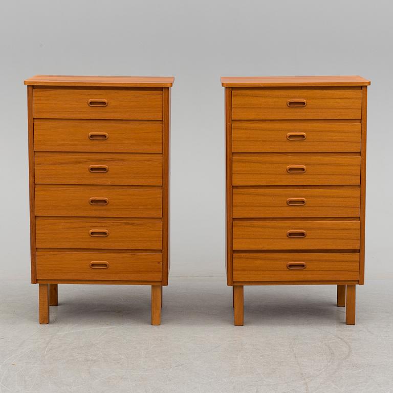 A pair of 20th century chest of drawers.