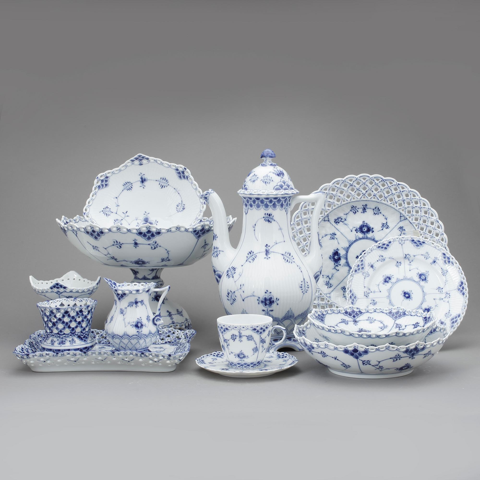 DELAR TILL SERVIS, 38 delar, porslin, "Musselmalet", Royal Copenhagen.