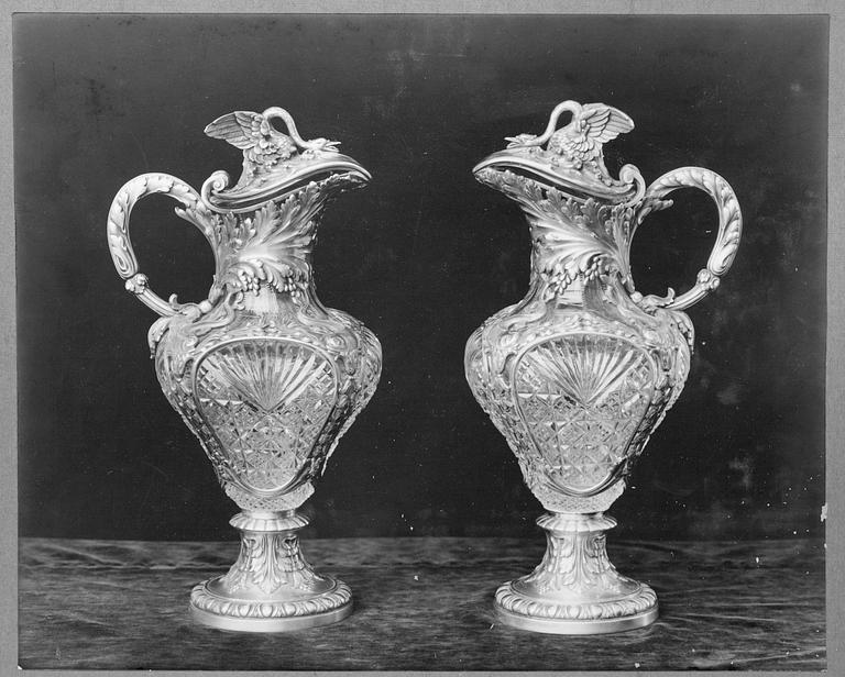 Ett par praktkaraffer för vin, slipat glas med silverbeslag. Wilhelm Bolin, Moskva 1912-1917.