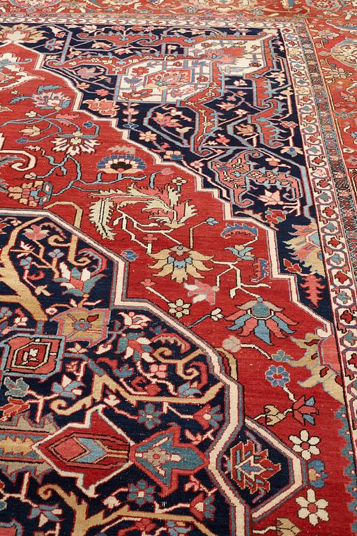 Matto, an antique Heriz, ca 564,5 x 587,5 x 376,5-380 cm.