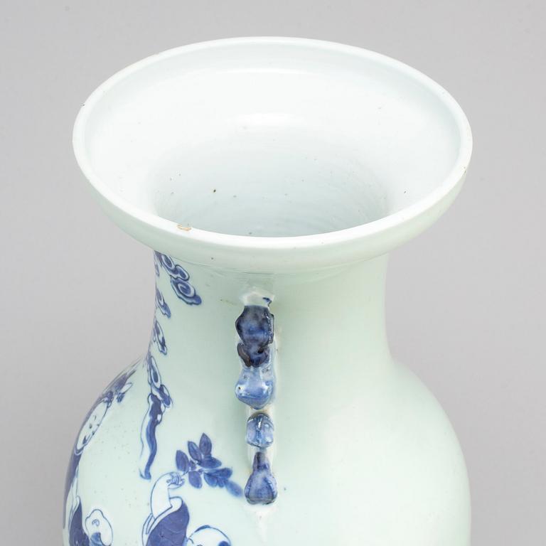 A blue and white vase, Qing dynsty, circa 1900.