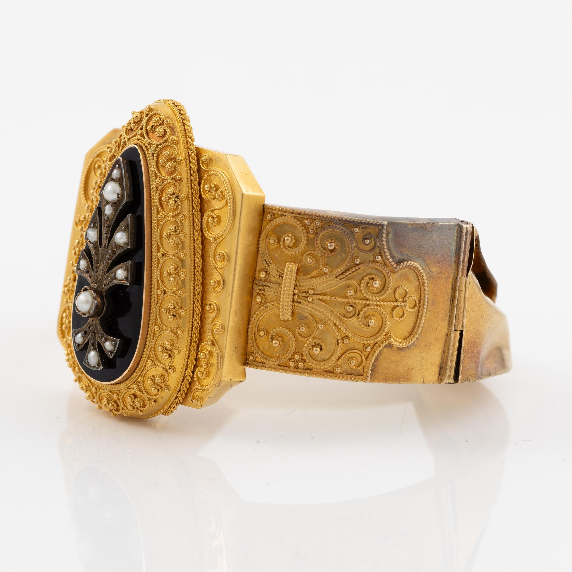 Bracelet 14K gold with enamel details and pearl, damaged.