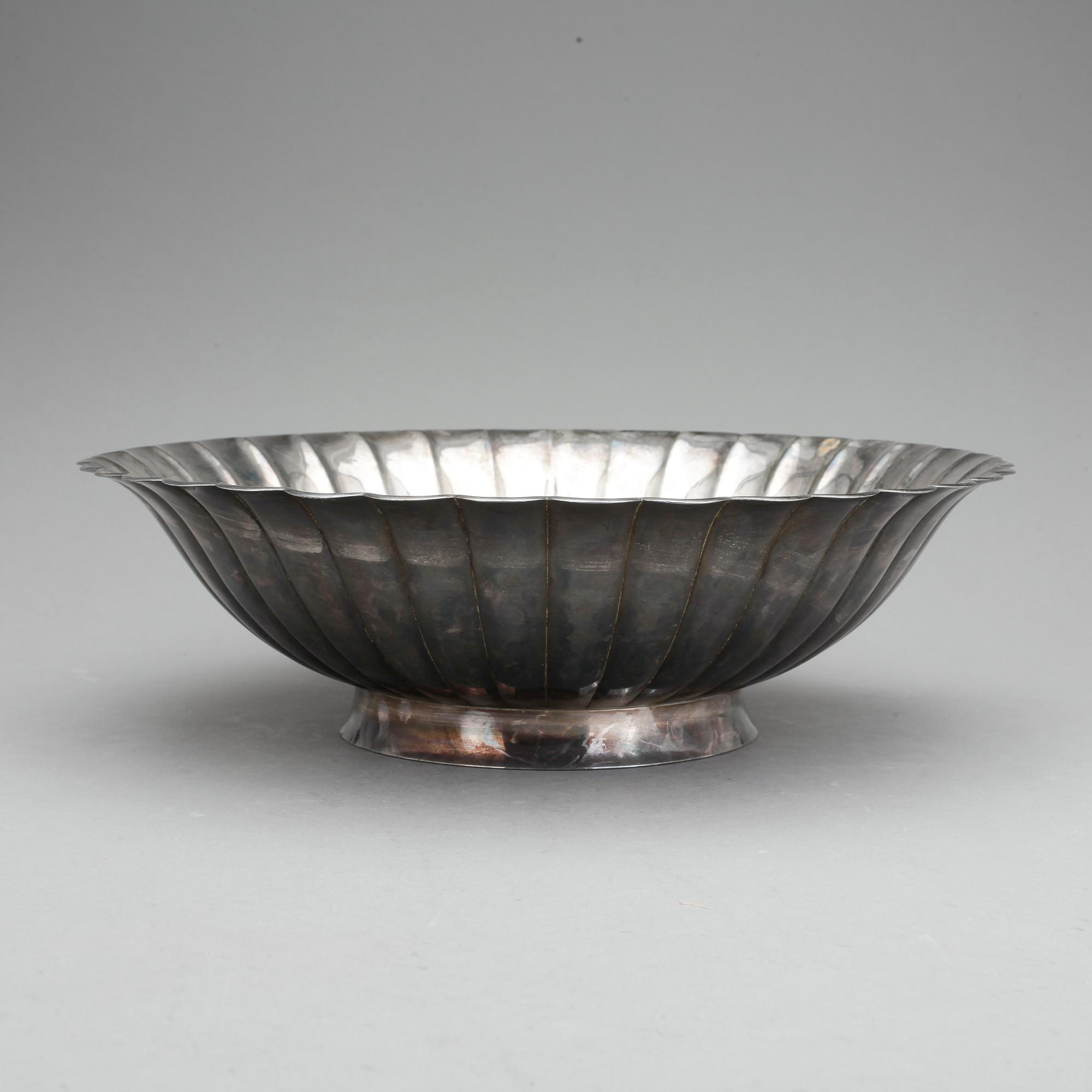 SKÅL, sterling silver, K uyeda, Japan, 1900-tal. Vikt ca 1180 gr.
