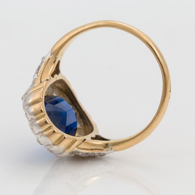 RING med en obehandlad burmesisk safir, 7.60 ct, samt briljantslipade diamanter. Certifikat från SSEF.