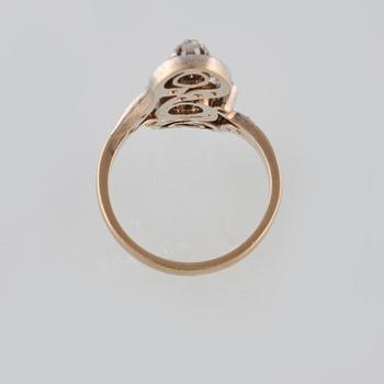 RING, 18K guld och silver med antik och gammalslipade diamanter. Vikt 6,1 gram.