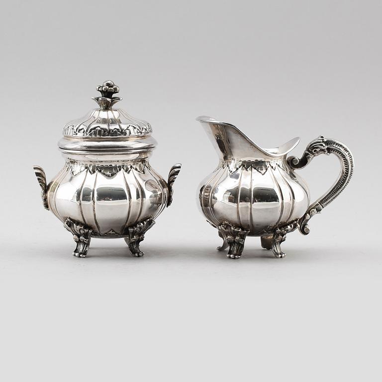 SOCKERSKÅL och GRÄDDKANNA, silver, Italien, 1900-talets första hälft. Vikt ca 587 g.