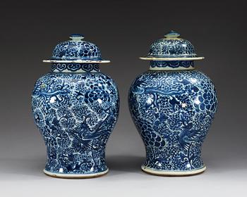 A set of two blue and white jars, Qing dynasty, Kangxi (1662-1722).