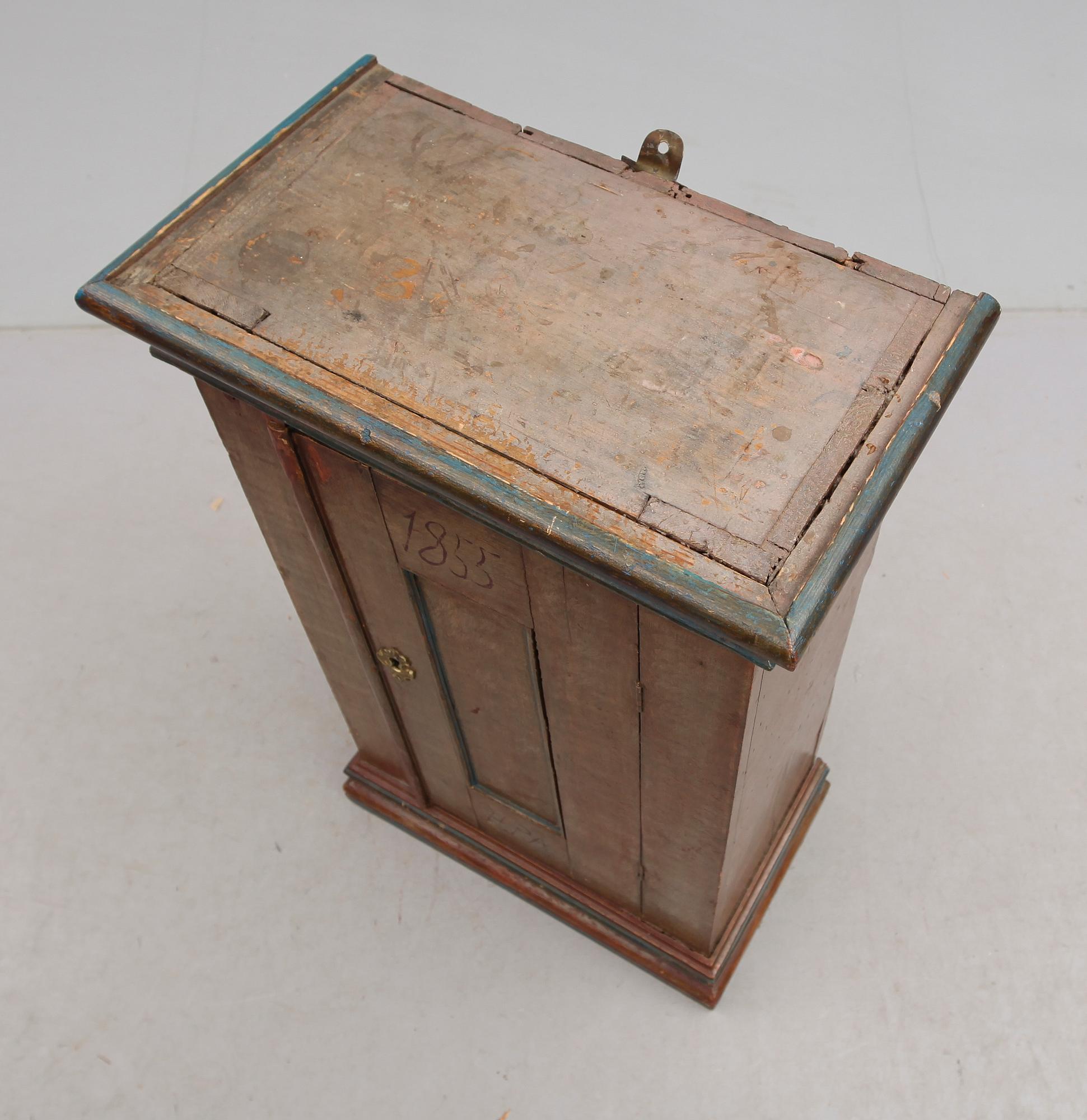 HÄNGSKÅP, allmoge, 1800-talets mitt.