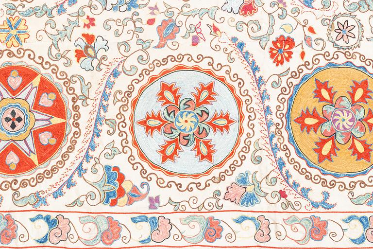 A Suzani embroidery, Uzbekistan, moderna, ca 187 x 142 cm.