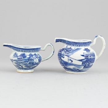 A group of Chinese porcelain, Qing dynasty, Qianlong (1736-1795), Jiaqing (1736-1820) and 19th/20th century, (9 pcs).