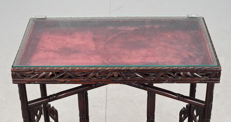 MONTERBORD, kinesiserande. Omkring 1900.