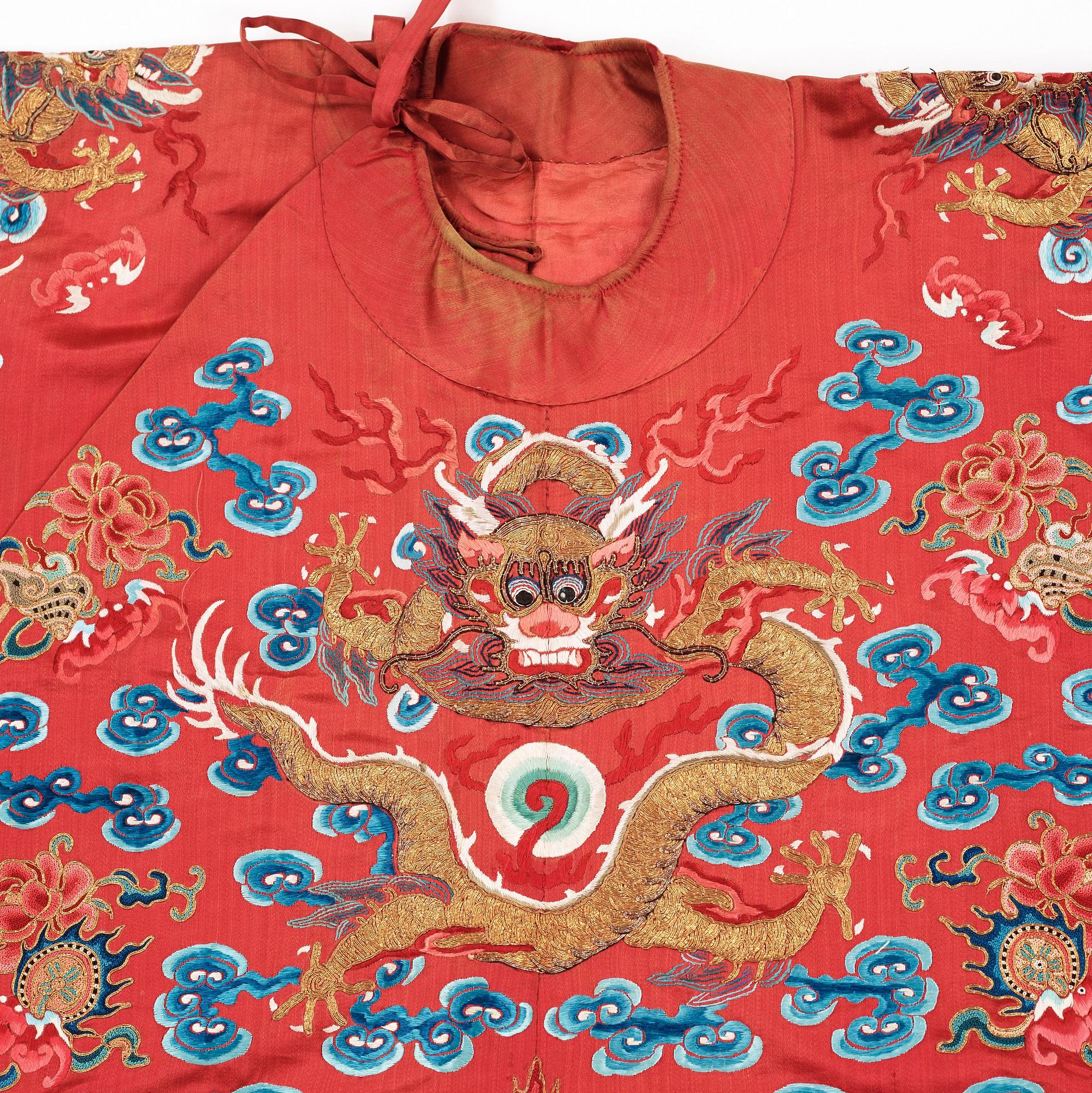ROBE, silk. Height 112,5 cm. China, late Qing dynasty (1644–1911).