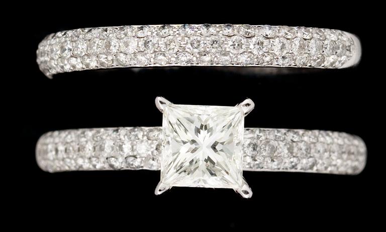RING OCH ALLIANSRING (2), prinsesslipad diamant, 0.72 ct. samt små diamanter.