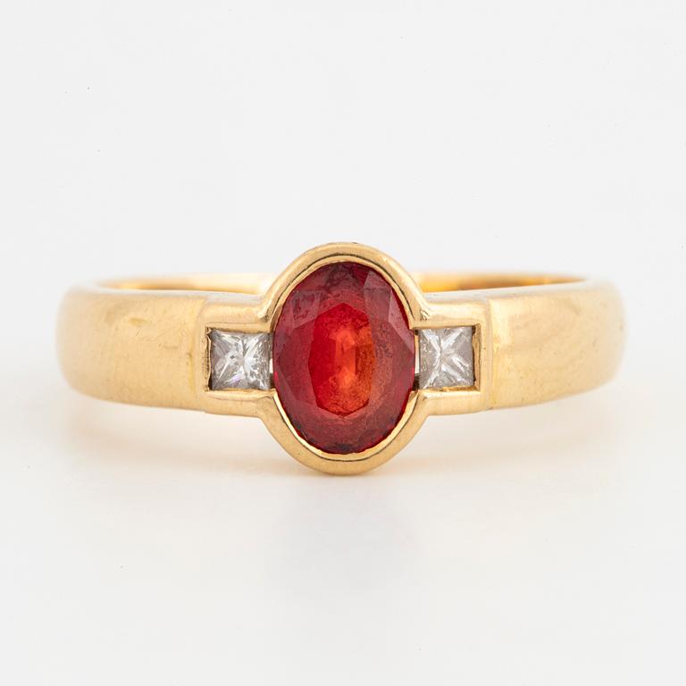 18K gold ring.