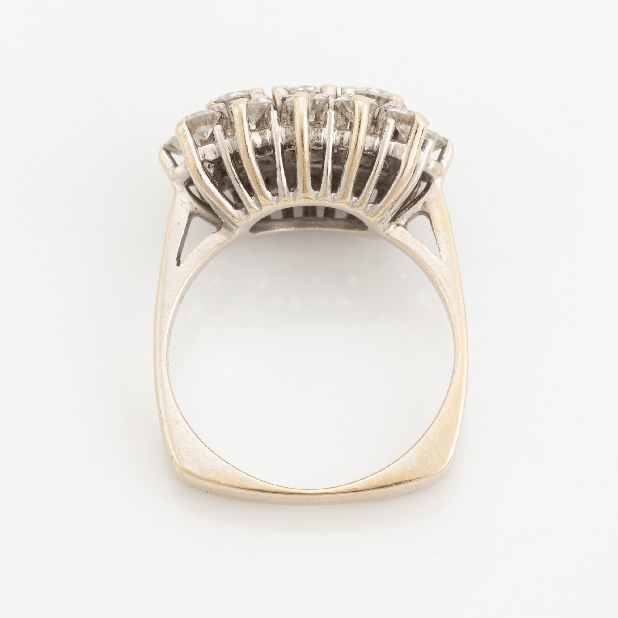 An 18K white gold ring ste with round brilliant-cut diamonds.