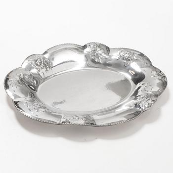 Tray/large dish, silver, Swedish import mark Sam Pettersson, Norrköping 1919.