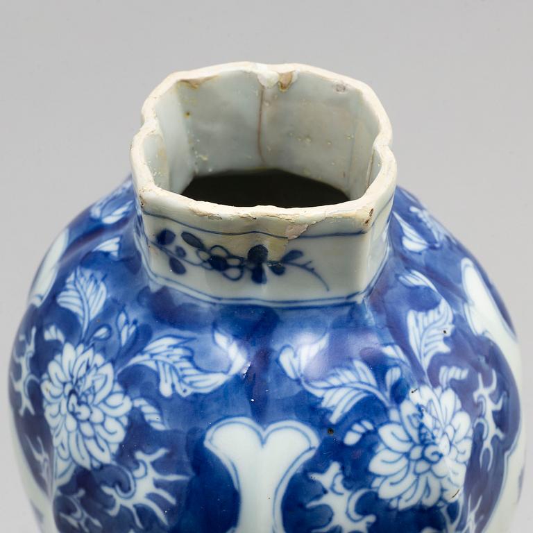 A blue and white vase, Qing dynasty, early 18th century.