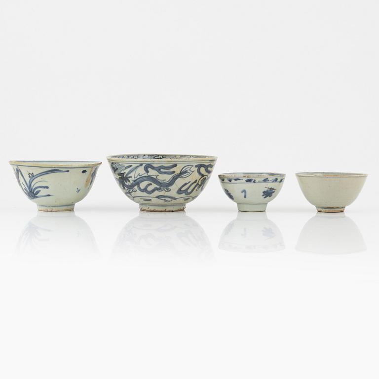 Four blue and white porcleain bowls, China, Ming dynasty, (1368-1644).