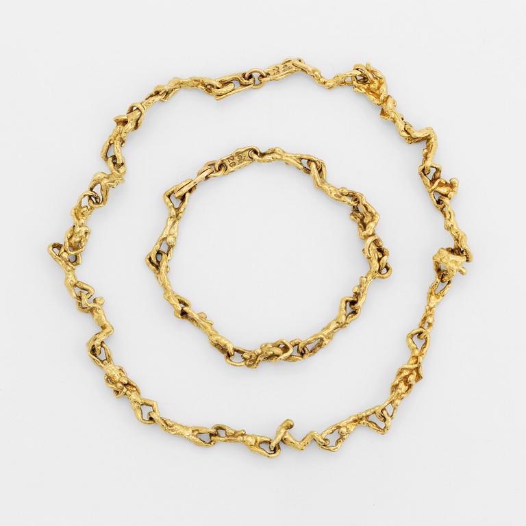 An 18K gold necklace and bracelet.