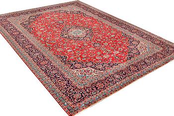 A Kashan carpet, c. 403 x 292 cm.
