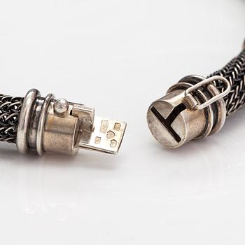 Saara Hopea, A silver collier. Ossian Hopea, Porvoo 1980.