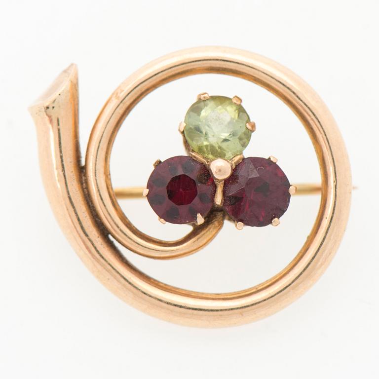 A BROOCH, facetted garnets, 14K gold.