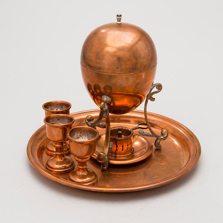 ÄGGKOKARE, med äggkoppar och bricka, koppar och tenn, 1800-talets slut.