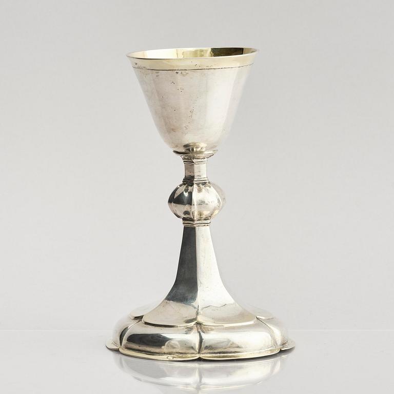 Kalk, delvis förgyllt silver, oidentifierad mästare, möjligen I.F.M verksam i Leipzig mitten 1700-talet.