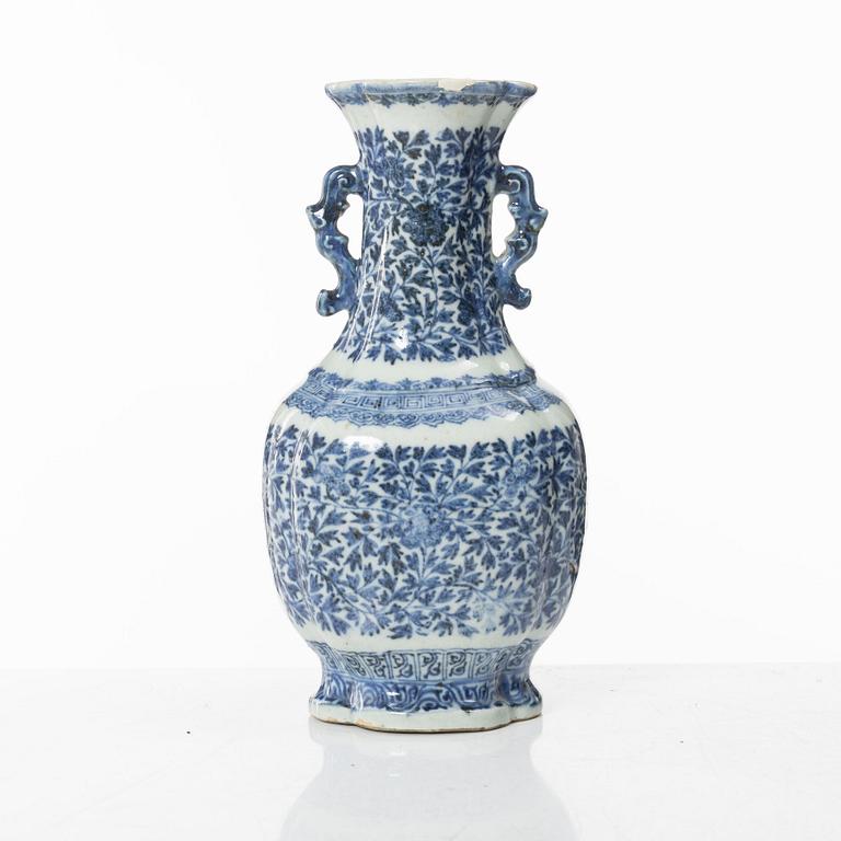 A Chinese blue and white porcelain vase, Qing dynasty, 18th century.