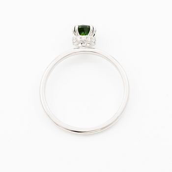 Ring 14K white gold with chrome diopside and brilliant-cut diamonds.