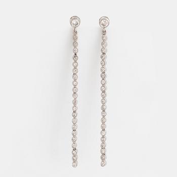 Briliant-cut diamond line earrings.