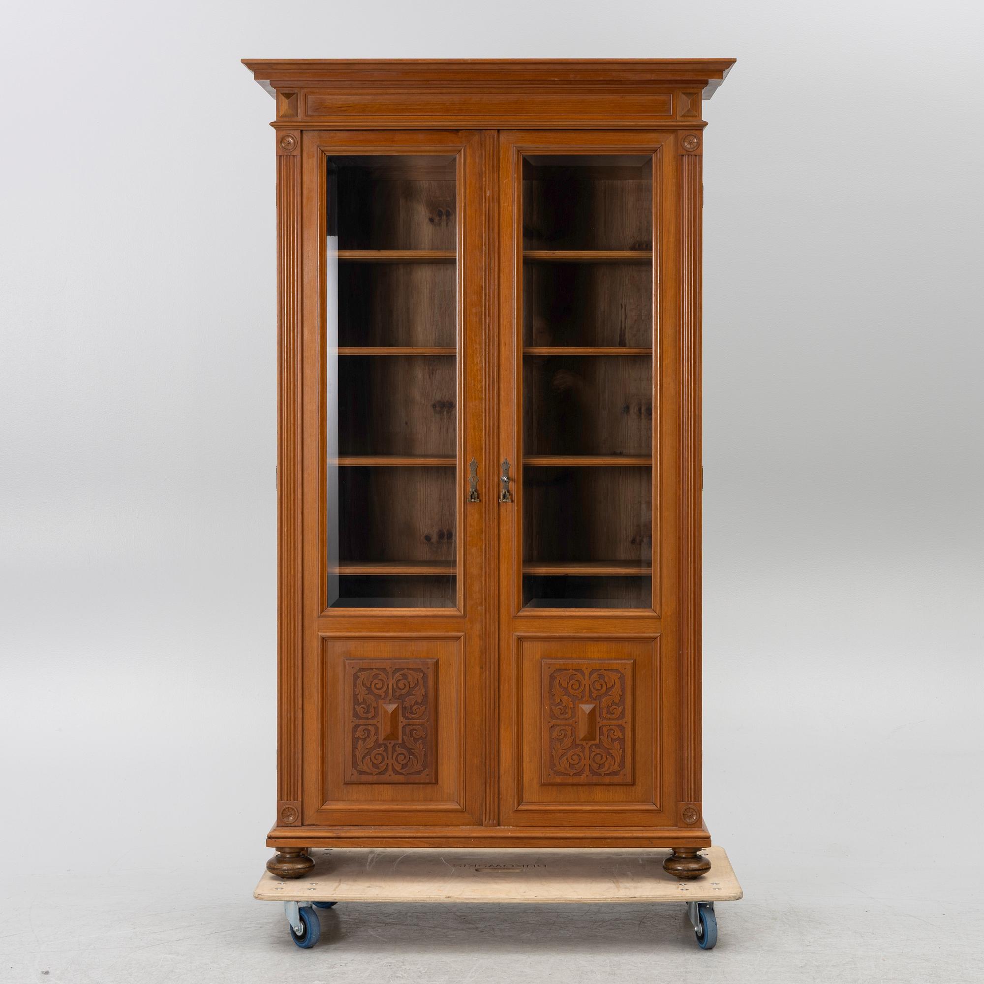 Bookcase, around the year 1900.