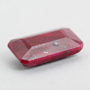 RUBIN, röd, kvadratisk fasetterad, ca 64.40 ct.
