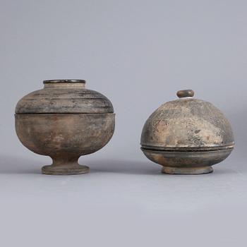 KÄRL med LOCK, två stycken, stengods. Korea, Silla (668-935).