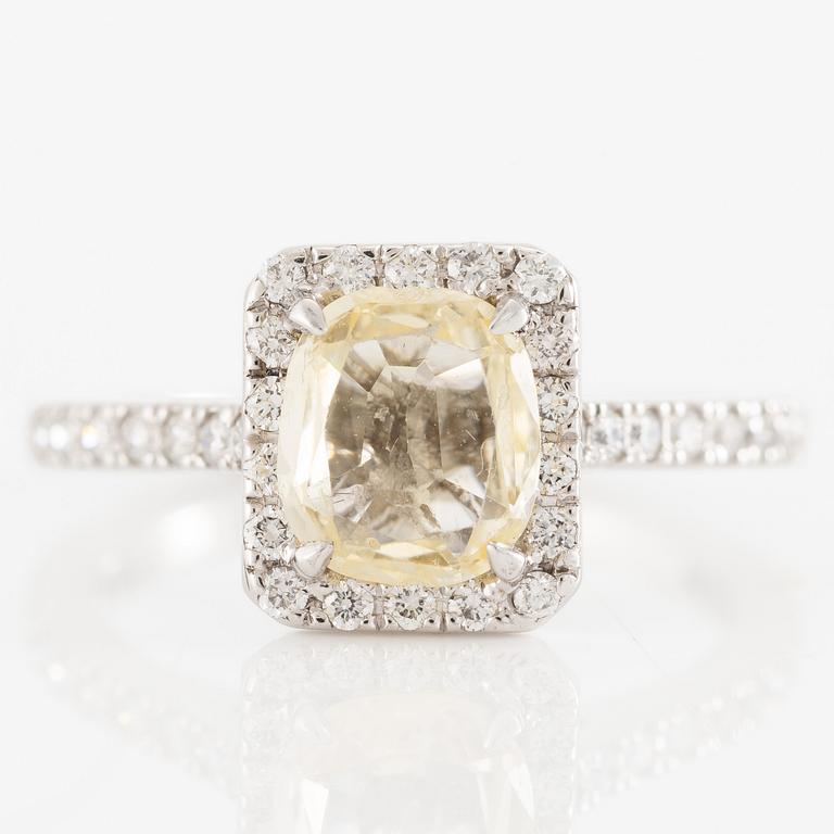 Ring in 18K white gold set with an oval-cut yellow sapphire and brilliant-cut diamonds.